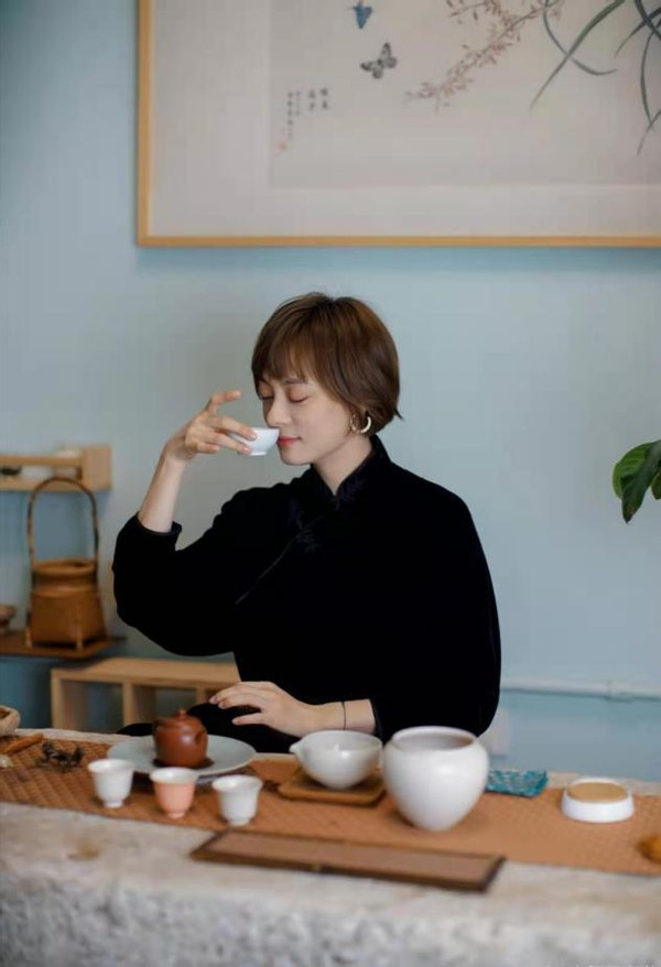 孙俪造型大突破！烫金色卷发穿旗袍，罕见浓妆艳抹变美艳女特工休闲区蓝鸢梦想 - Www.slyday.coM