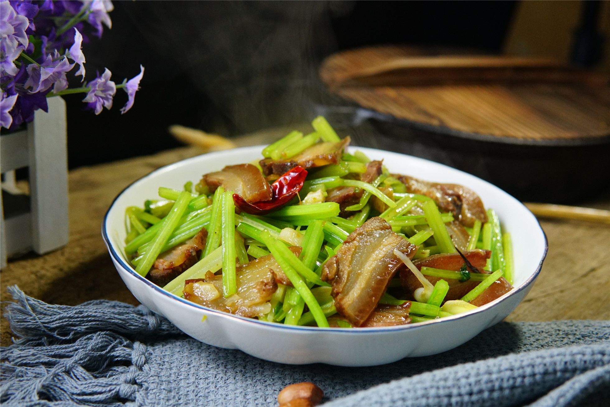 咸香入味的芹菜炒腊肉鲜嫩脆爽营养丰富好吃到你合不上嘴巴