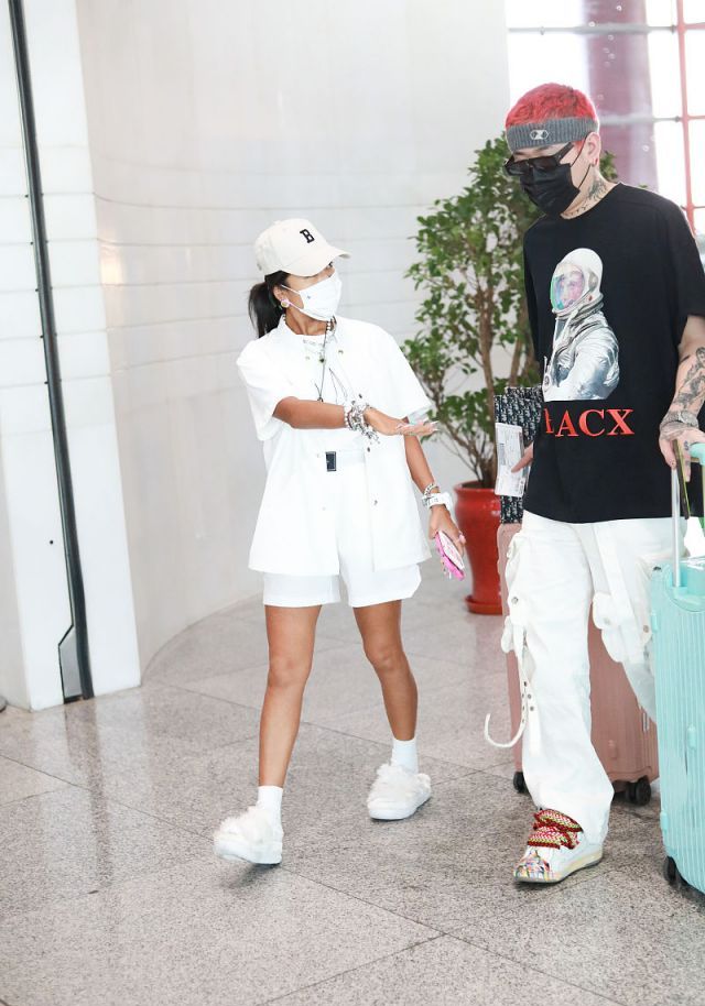 恋爱实锤吉克隽逸首次带男友走机场向190男友撒娇炫耀美甲