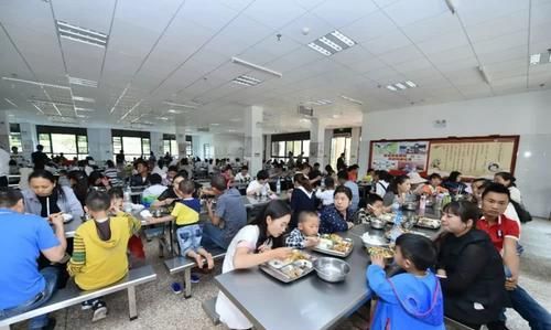 食堂收费乱象需整改,学校食堂不应是领导政治作秀的舞台休闲区蓝鸢梦想 - Www.slyday.coM 食堂收费乱象需整改,学校食堂不应是领导政治作秀的舞台休闲区蓝鸢梦想 - Www.slyday.coM