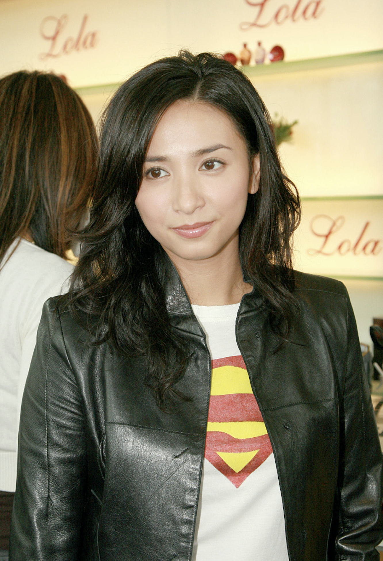 吴婉芳26岁长子低调出道一头长发气质柔美与霍英东孙女姐弟恋