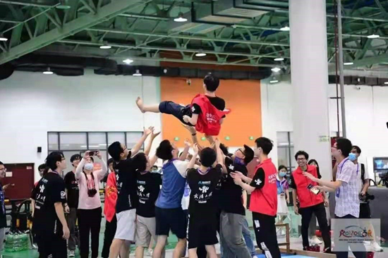     武汉大学代表队在第二十届全国大学生机器人大赛上夺冠后庆祝。 武汉大学供图