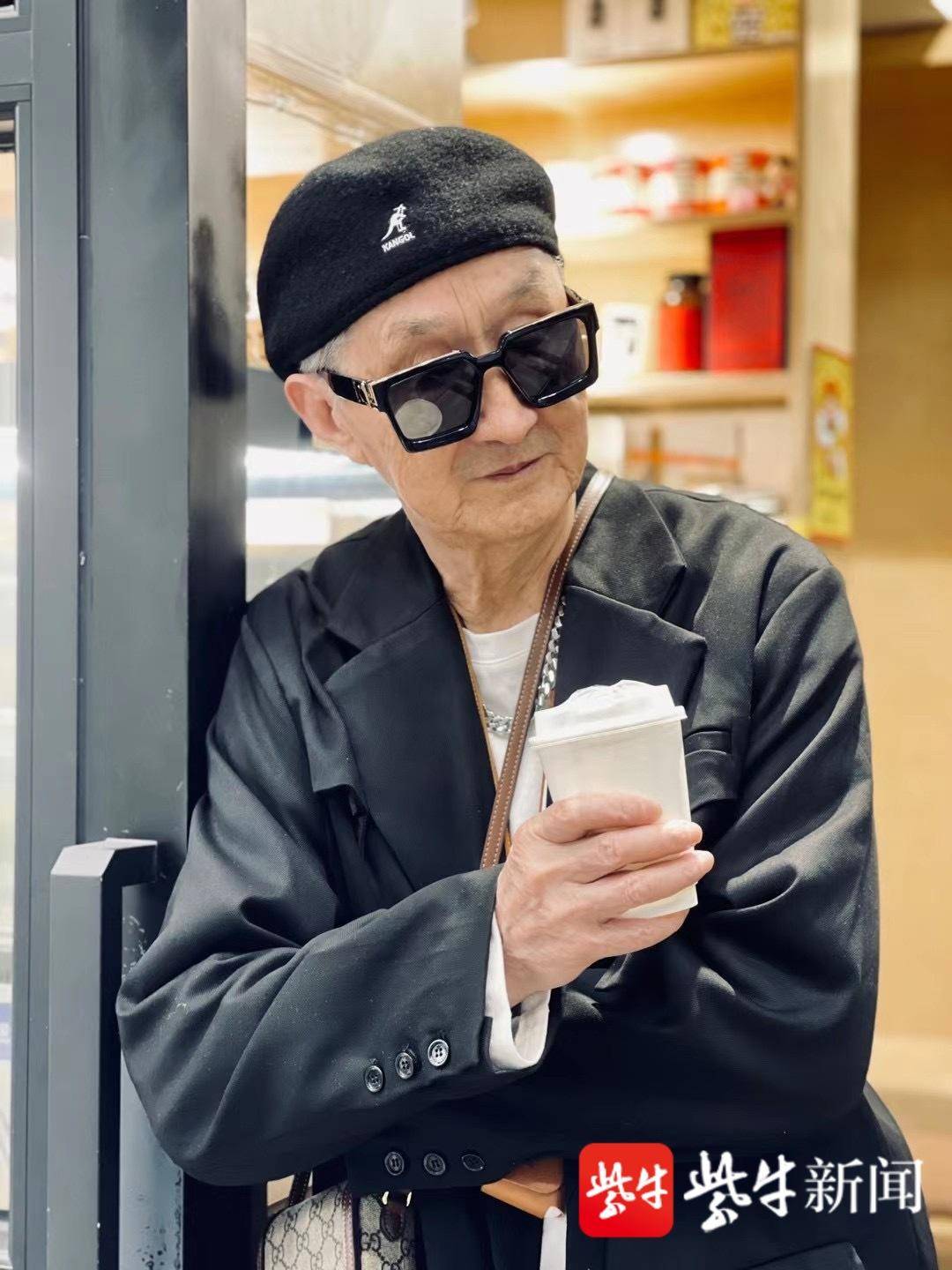 爷爷说,希望自己在网络世界的尝试能够展现老年人也可以有很积极新潮