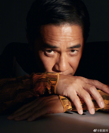 刘嘉玲晒老公时尚大片秀恩爱 59岁梁朝伟帅气依旧魅力不减