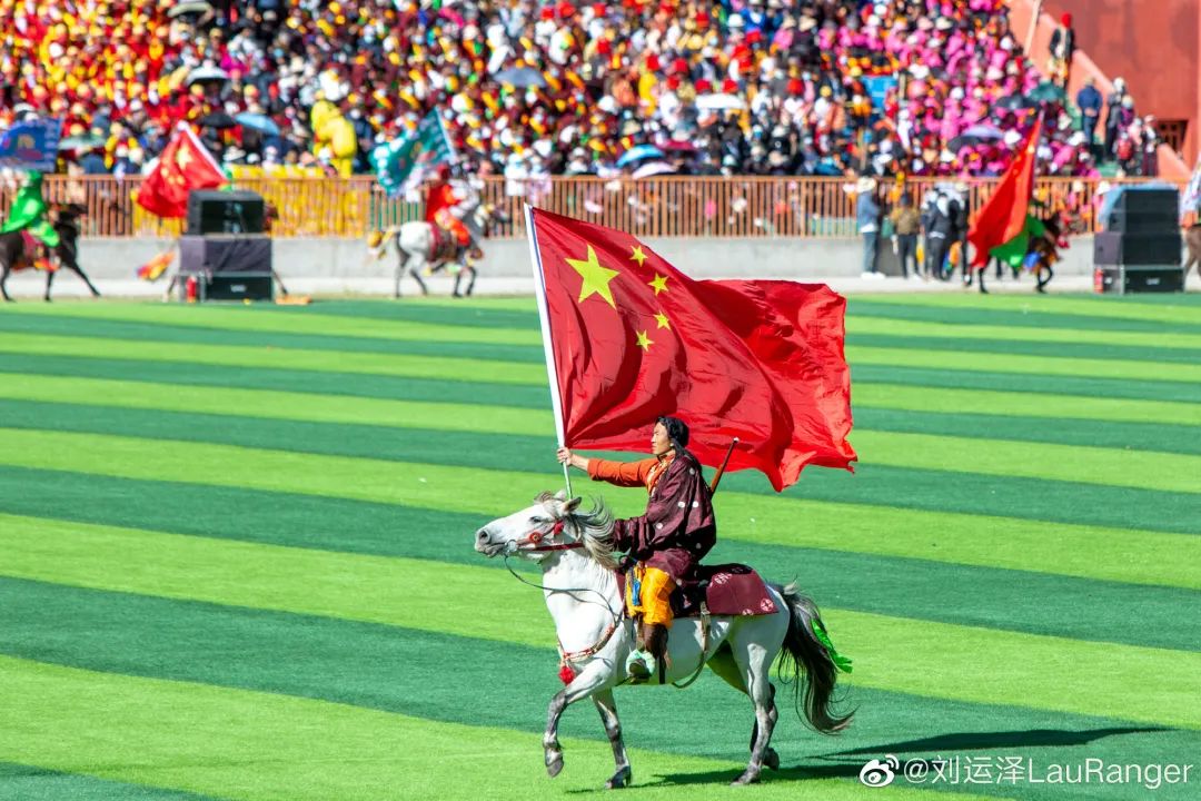 藏族大哥们身着鲜亮的藏袍飒沓而来,骏骑飞驰,高举国旗,党旗迎风飘扬