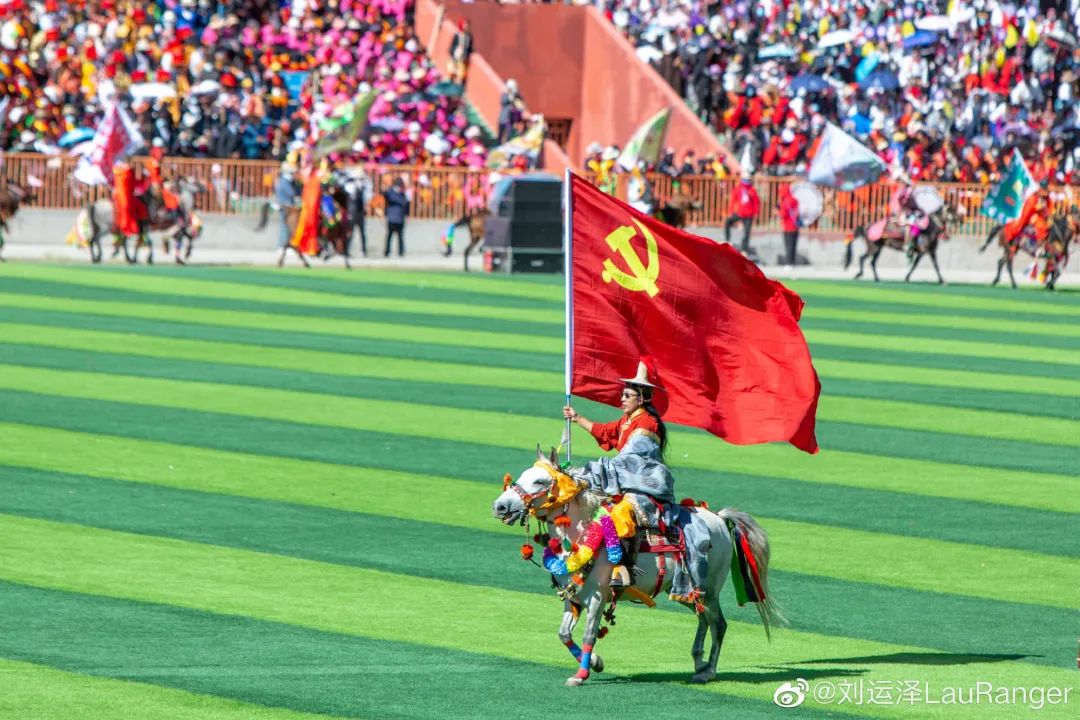 藏族大哥们身着鲜亮的藏袍飒沓而来,骏骑飞驰,高举国旗,党旗迎风飘扬