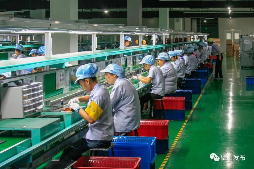 8月18日上午,走进精元(重庆)电脑有限公司,偌大的喷涂车间内干净整洁