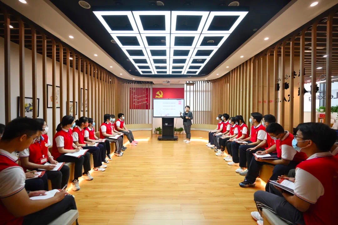 拿着被政协委员批改后的“作业”，同学们说了这样一番话……