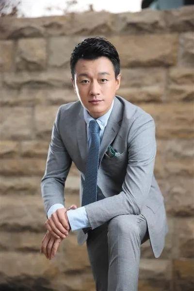 在真人秀《食在囧途》中,佟大为邀请郭麒麟和徐峥来家中做客,也将自己