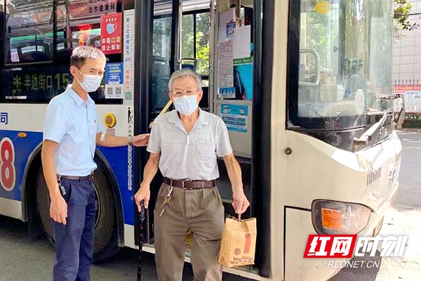 湘潭：一老人乘公交车遗落8万元现金 司机及时上交并归还休闲区蓝鸢梦想 - Www.slyday.coM