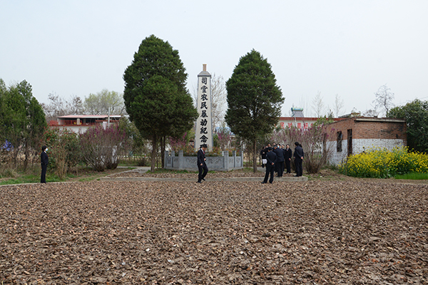 　　河南省许昌市建安区检察院干警实地核查革命遗址广场被占用情况。　记者张海燕摄