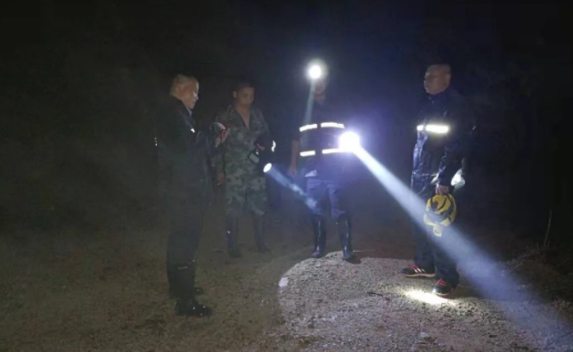 杭州两女子去深山买老宅失联！民警深夜在仅剩一户人家的古村发现...休闲区蓝鸢梦想 - Www.slyday.coM