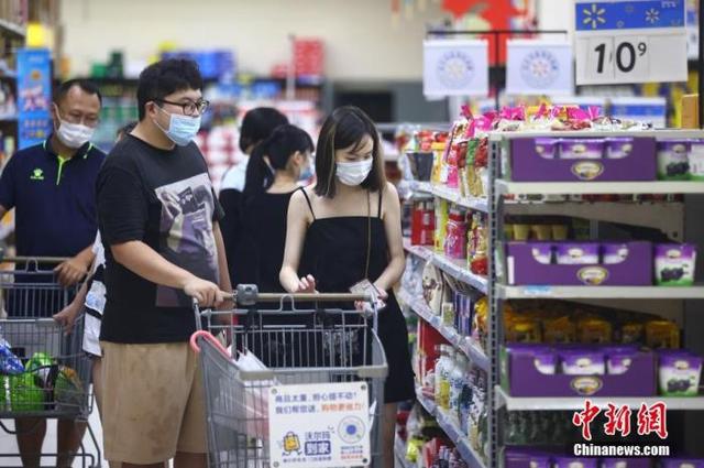 资料图：江苏省南京市，市民在新街口沃尔玛超市选购商品。 中新社记者 泱波 摄