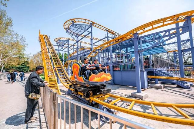 从前的徐州像位严肃的理科生,游乐不多,一心挖矿,彭园也因此在几代人