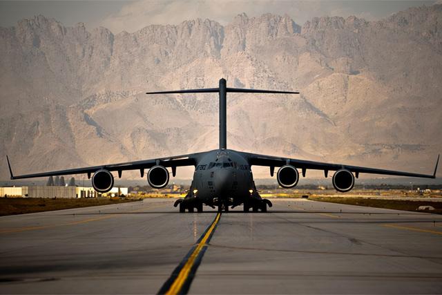 美国仓皇撤离阿富汗，喀布尔机场陷入混乱，美军上将：平民是威胁休闲区蓝鸢梦想 - Www.slyday.coM