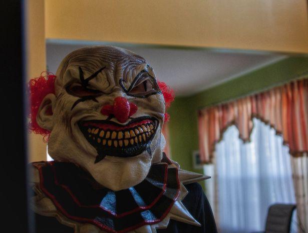 英国奇葩凌晨在疗养院窗户外“自嗨”,戴小丑面具,还穿女士内衣休闲区蓝鸢梦想 - Www.slyday.coM 英国奇葩凌晨在疗养院窗户外“自嗨”,戴小丑面具,还穿女士内衣休闲区蓝鸢梦想 - Www.slyday.coM