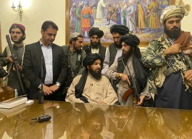进入阿富汗总统府的塔利班武装人员 图源：美联社