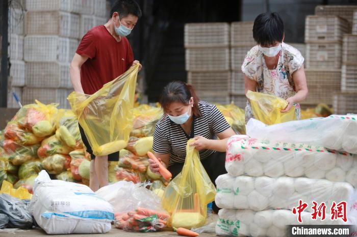 图为商户分装打包农产品. 孟德龙 摄