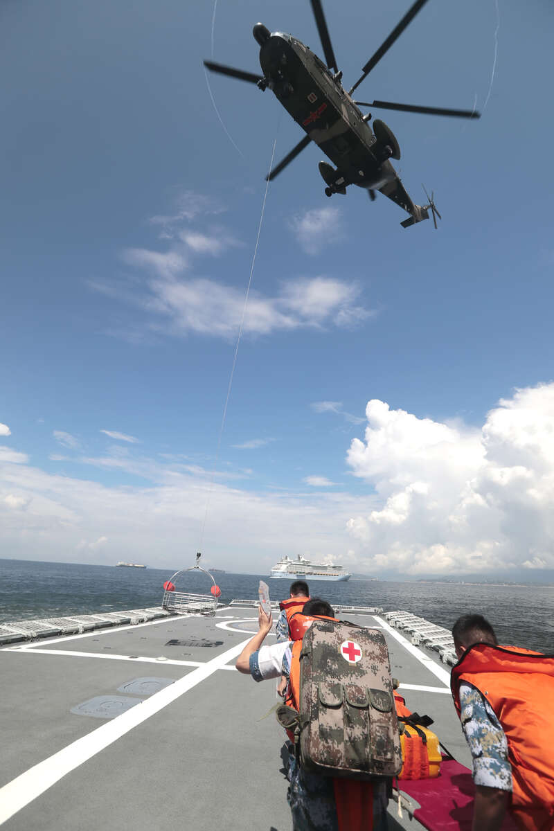 驻香港部队组织陆海空联合巡逻演练