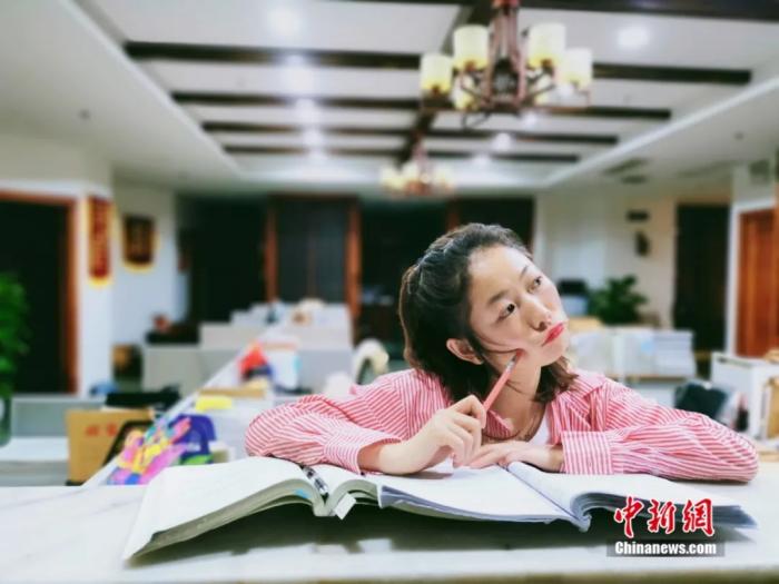 用会说话的手传播正义，她将成为中国首位聋人律师休闲区蓝鸢梦想 - Www.slyday.coM