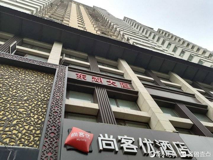 临近拆迁济南东湖大厦十几辆车来搬家