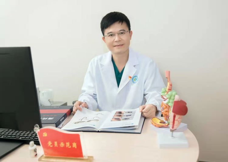 深圳罗湖中医院消化内镜中心主任黄威最后,黄主任建议四十岁以上市民