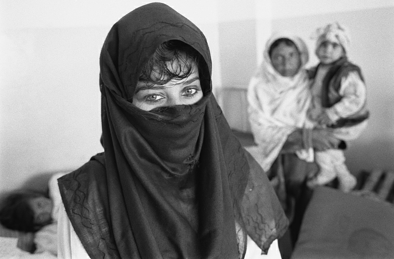 烧掉学历穿回罩袍阿富汗女性噩梦重演