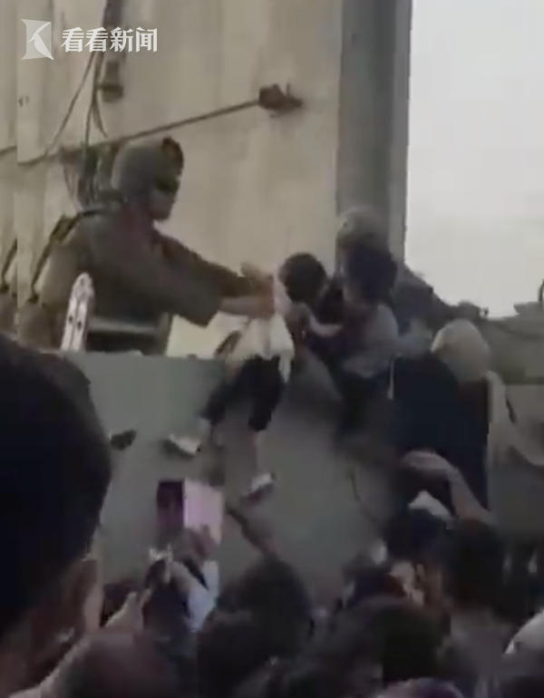 喀布尔机场混乱持续 小女孩被举过墙交给美军士兵休闲区蓝鸢梦想 - Www.slyday.coM