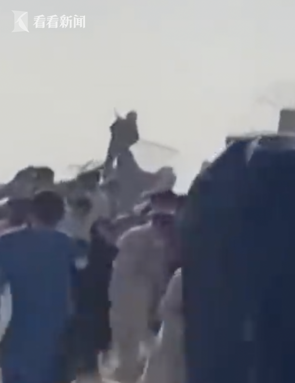 喀布尔机场混乱持续 小女孩被举过墙交给美军士兵休闲区蓝鸢梦想 - Www.slyday.coM