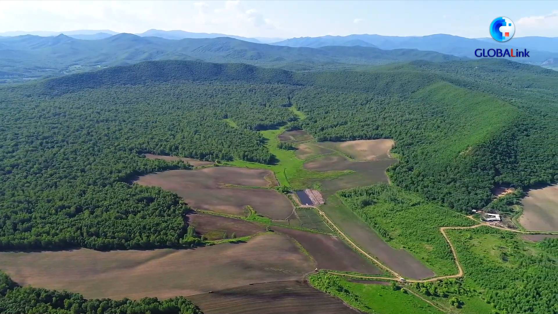 全球连线丨同类型陨石坑之最记者带你直击中国依兰陨石坑