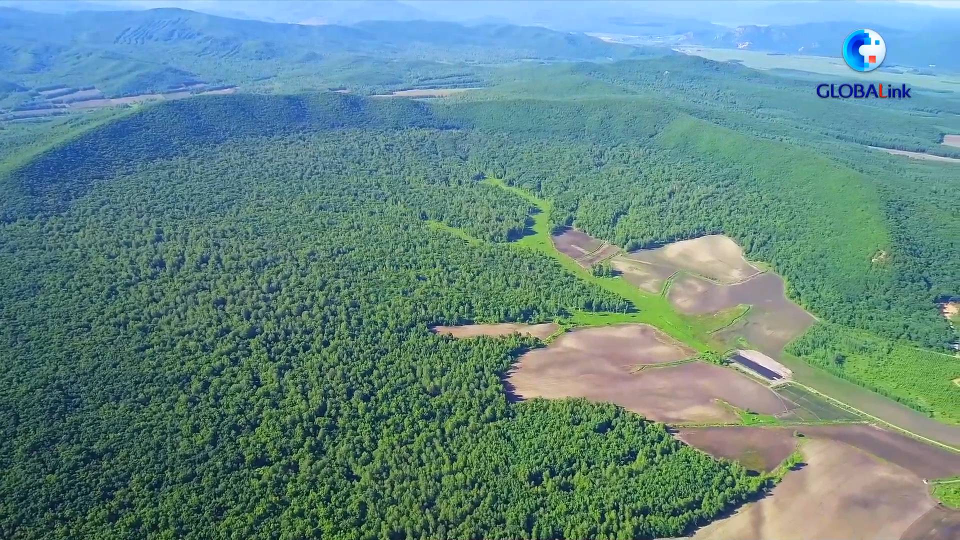 全球连线丨同类型陨石坑之最记者带你直击中国依兰陨石坑