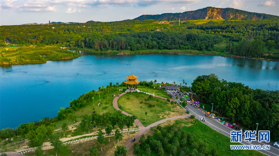 8月17日,淮南市生态城区绿树碧水,一幅生态画卷展现眼前.
