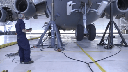 c17起落架舱能藏人吗收轮还带旋转的这谁抓得稳