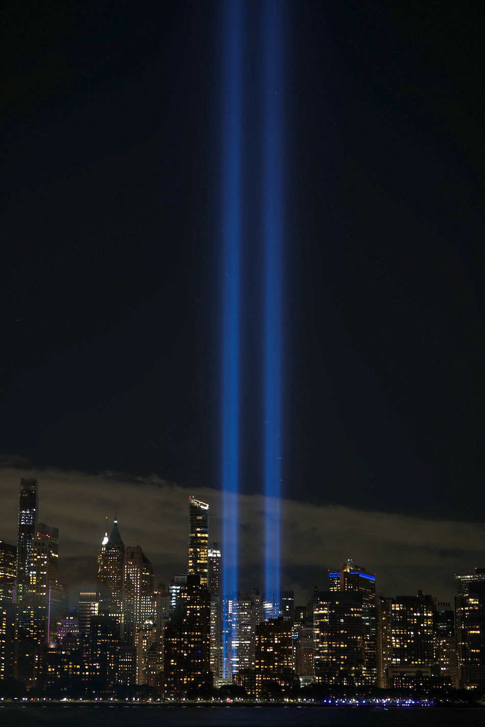 当地时间2020年9月11日,美国纽约点亮象征世贸中心双子塔的光柱,纪念"