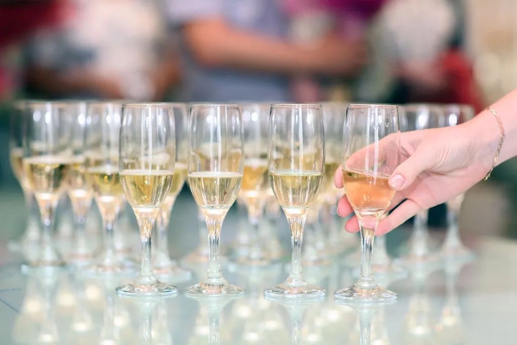 女孩当伴娘一个月后，喝下百草枯，得知原因，父母泣不成声休闲区蓝鸢梦想 - Www.slyday.coM