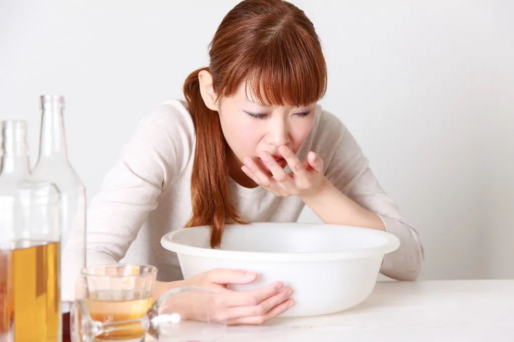 女孩当伴娘一个月后，喝下百草枯，得知原因，父母泣不成声休闲区蓝鸢梦想 - Www.slyday.coM