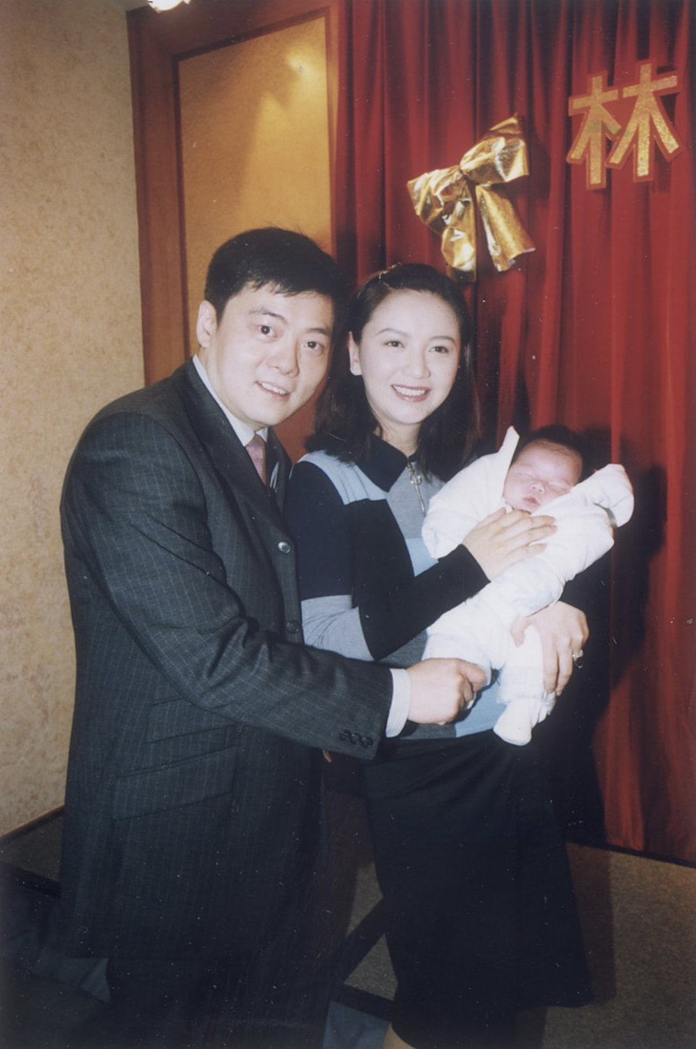 则是龚慈恩膝下的一双子女,分别是21岁的女儿林恺铃以及17岁的儿子林