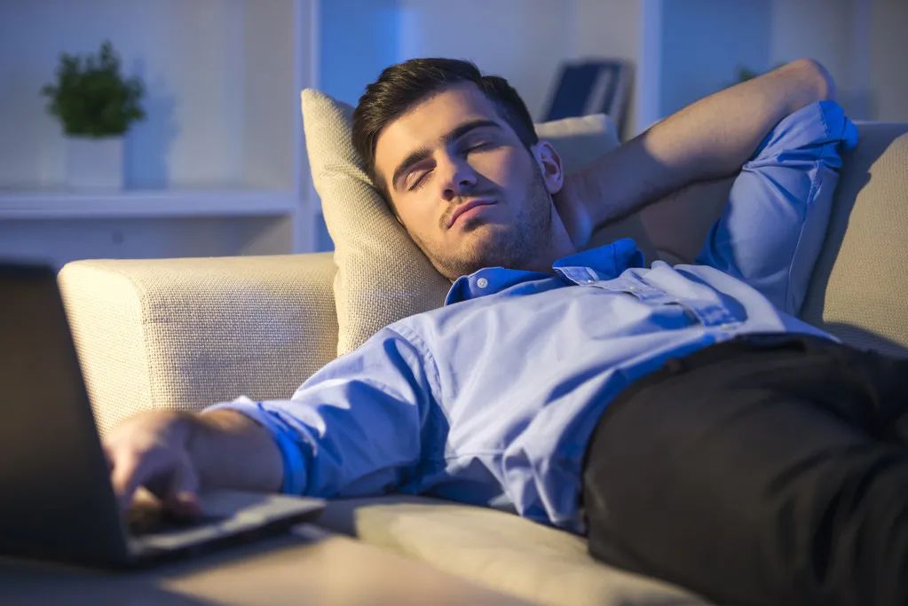 女孩当伴娘一个月后，喝下百草枯，得知原因，父母泣不成声休闲区蓝鸢梦想 - Www.slyday.coM