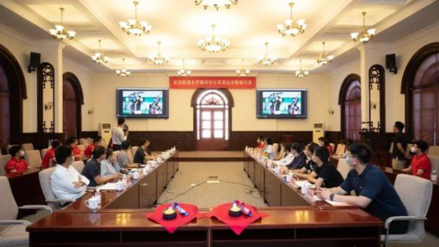 轰动!杨倩回到母校,清华大学举办欢迎会,赠领奖服+标志性比心休闲区蓝鸢梦想 - Www.slyday.coM 轰动!杨倩回到母校,清华大学举办欢迎会,赠领奖服+标志性比心休闲区蓝鸢梦想 - Www.slyday.coM