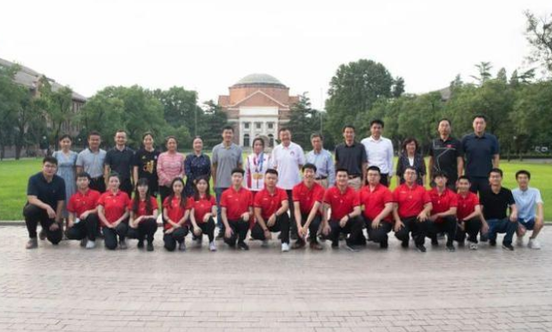 轰动!杨倩回到母校,清华大学举办欢迎会,赠领奖服+标志性比心休闲区蓝鸢梦想 - Www.slyday.coM 轰动!杨倩回到母校,清华大学举办欢迎会,赠领奖服+标志性比心休闲区蓝鸢梦想 - Www.slyday.coM