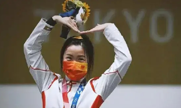 轰动!杨倩回到母校,清华大学举办欢迎会,赠领奖服+标志性比心休闲区蓝鸢梦想 - Www.slyday.coM 轰动!杨倩回到母校,清华大学举办欢迎会,赠领奖服+标志性比心休闲区蓝鸢梦想 - Www.slyday.coM