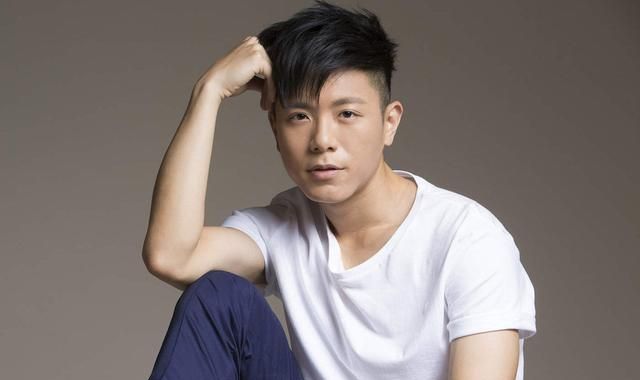 作为一位创作型歌手,他的《慢慢等》《女孩》等歌曲,传唱度都很高.