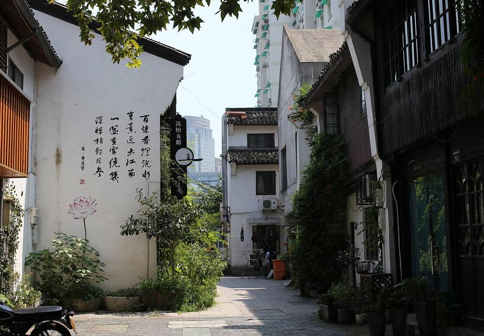 这里就是大井巷,位于杭州吴山东北边,这里南起鼓楼,北至河坊街,是一条