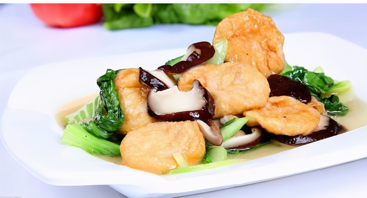 做法:1,香菇先泡在滚开水里备用,青菜洗净切碎,油面筋拌碎.