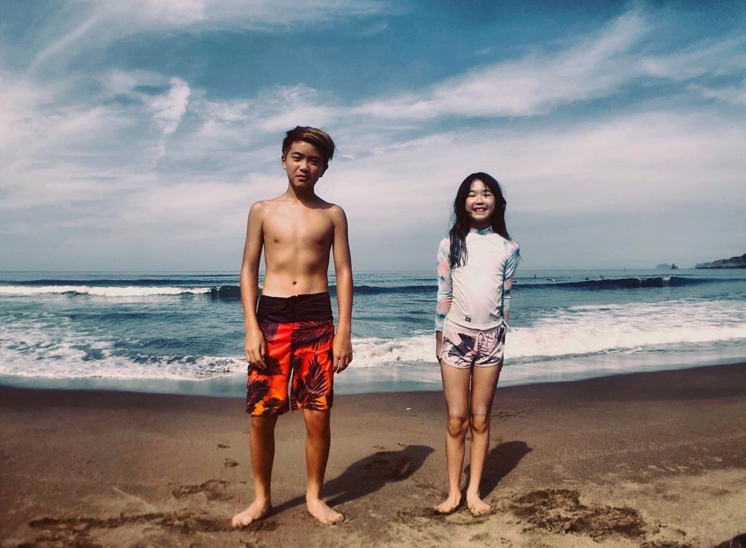 曹格晒照为儿子庆生，13岁Joe长成帅气少年，Grace姐姐可爱出镜休闲区蓝鸢梦想 - Www.slyday.coM