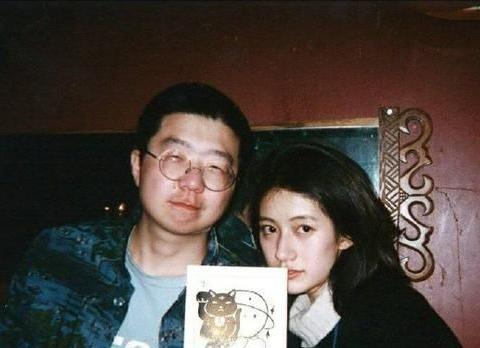 李诞离婚连带黑尾酱遭深扒,曾与某牌匾合照,又是一位“精日”?|李诞|离婚|牌匾_新浪新闻