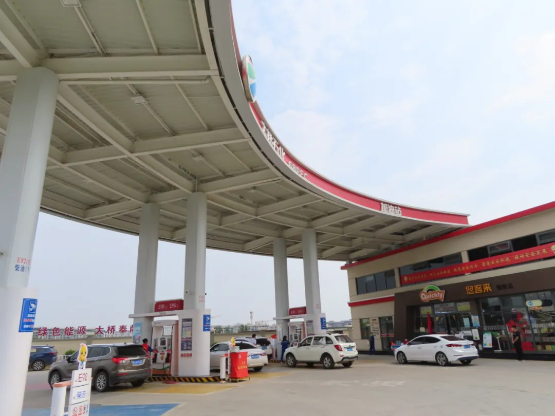 抗洪水战疫情 履职尽责展风采大桥石化郑州航空港区加油站掠影