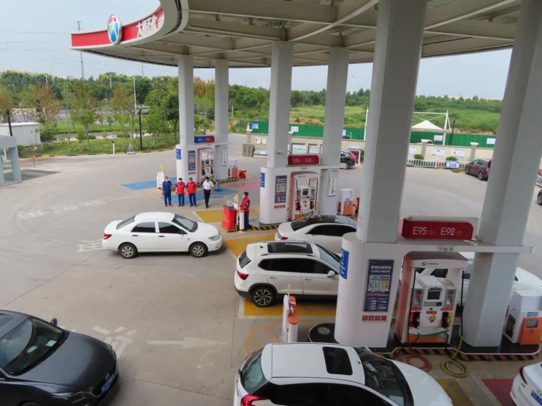 抗洪水战疫情 履职尽责展风采大桥石化郑州航空港区加油站掠影