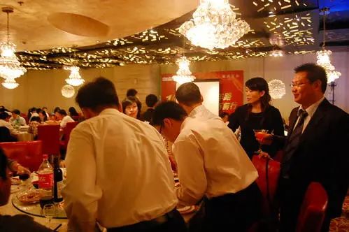 女孩当伴娘一个月后，喝下百草枯，得知原因，父母泣不成声休闲区蓝鸢梦想 - Www.slyday.coM