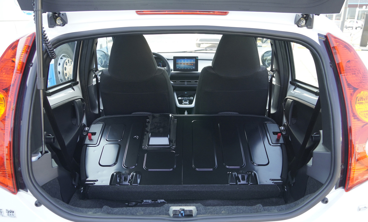 后备箱空间方面,在不放倒后排座椅的前提下,比亚迪e1的后备箱空间比较